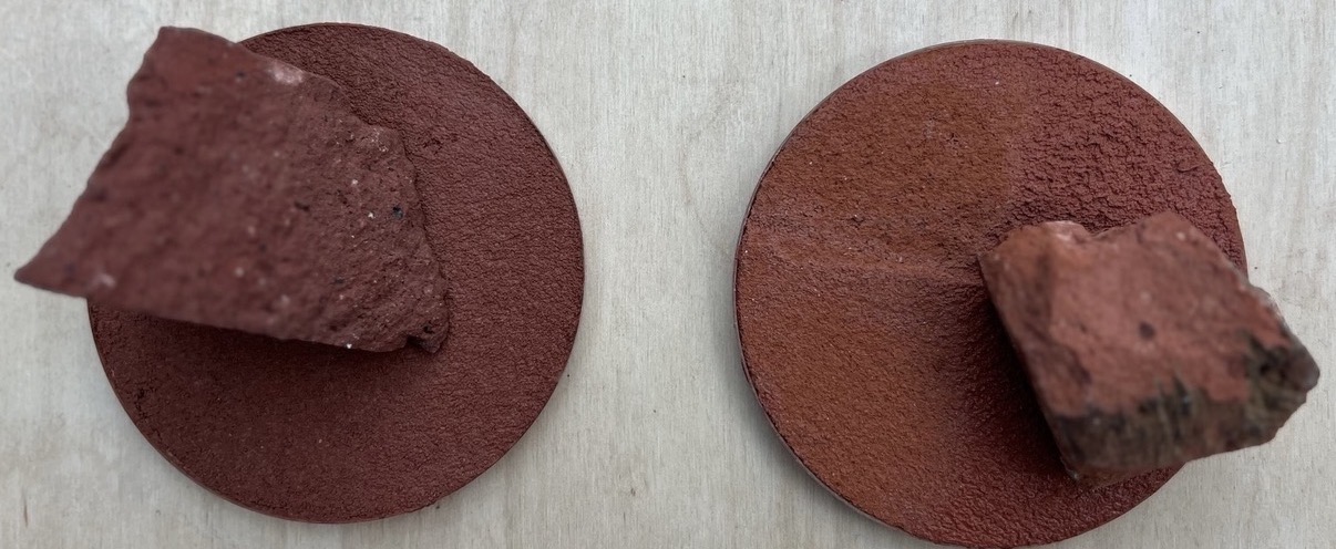 Twee baksteenfragmenten op ronde kleurmonsters van reparatiemortel