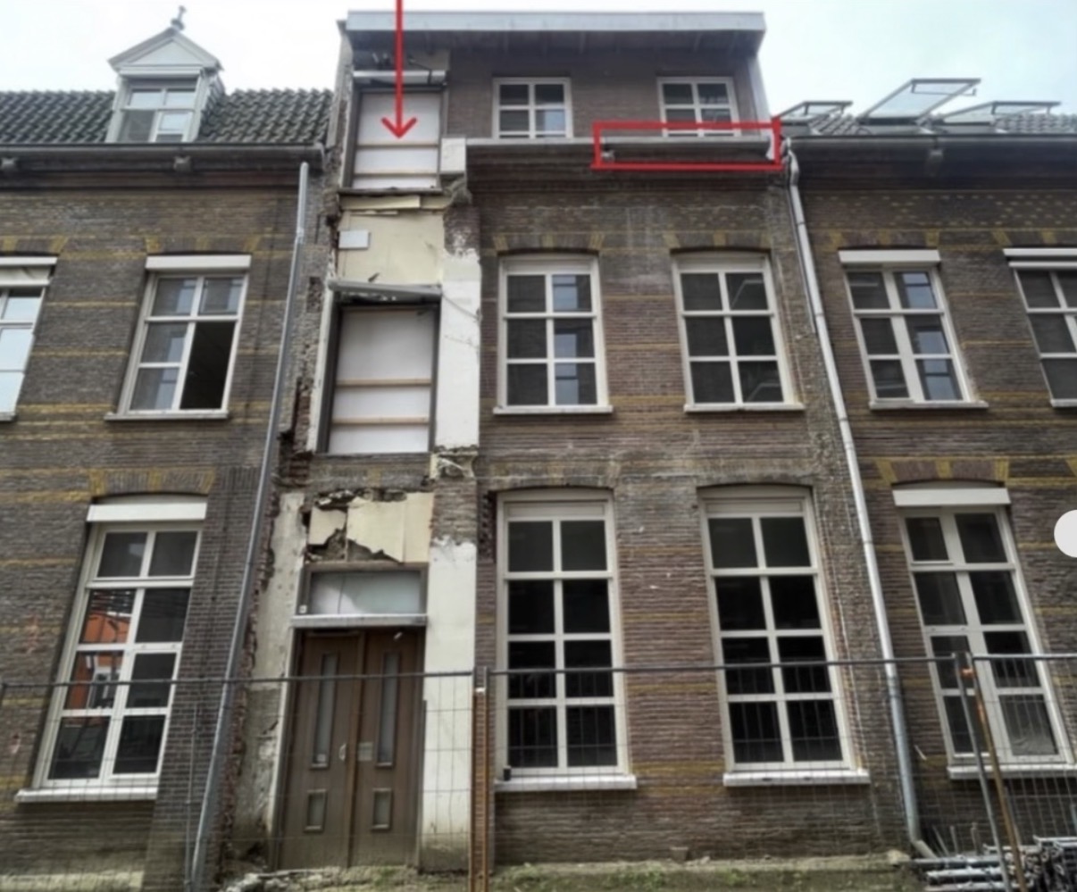 Geopend geveldeel van het Klooster Moederhuis vóór reconstructie