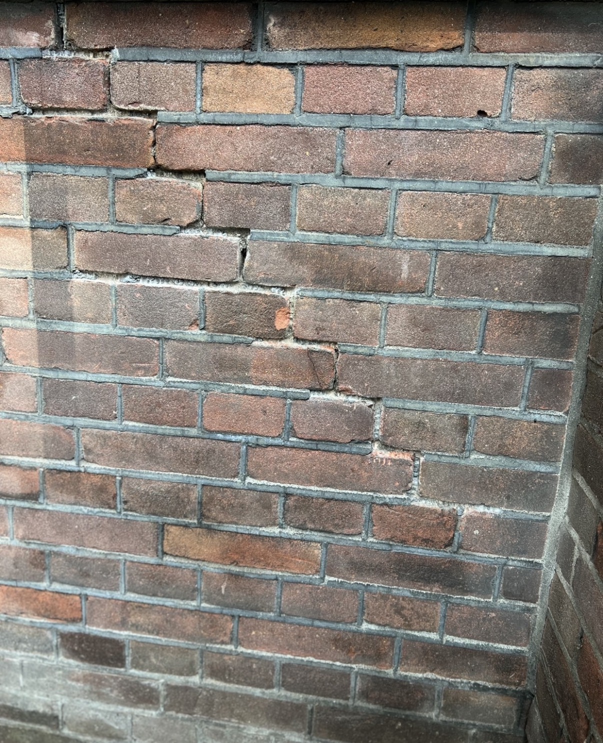 Beschadigd metselwerk vóór herstel