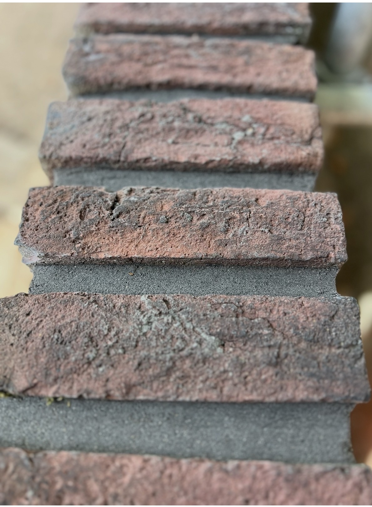 Detail van baksteen- en mortelstructuur na kleur- en structuurafstemming